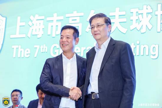 上海市高尔夫协会实现新老交接,新任会长林凯文(左)与原会长施德容握手。