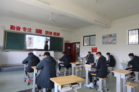 图为 4月22日,山东鲁能泰山足球学校U19队球员们在增加间距的教室里学习文化课。新华社发(刘锋摄)