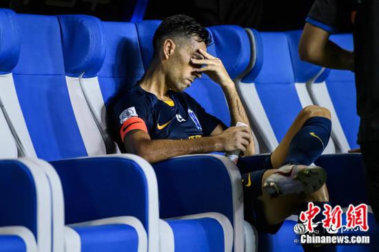 0:5不敌广州恒大后,广州富力遭遇开赛两连败,扎哈维下场之后一脸无奈。图片来源:IC PHOTO