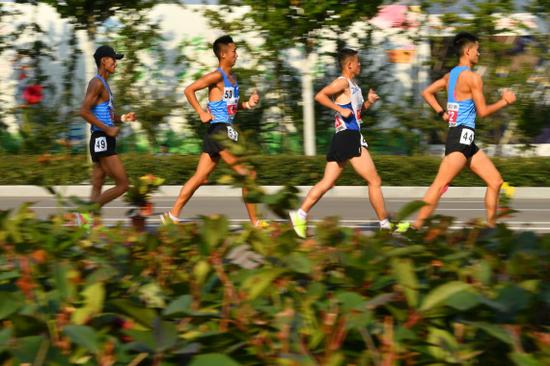 参加男子成年组20公里竞走的运动员在比赛中。新华社记者朱峥摄