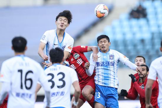  11月10日，天津泰达队球员蒋圣龙（上左）在比赛中争顶。新华社记者潘昱龙摄