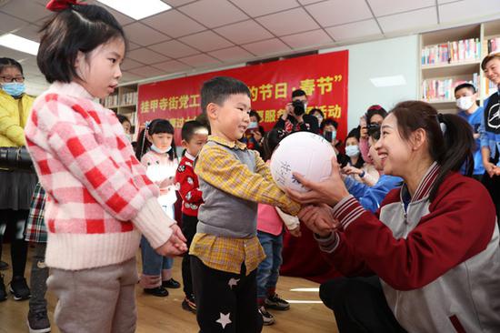 讲精神写福字 天津女排功勋球员进社区过小年