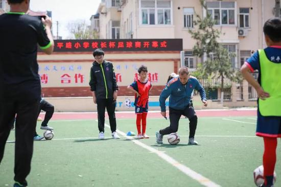 这个小学曾走出多位青岛足球名将 海牛青训继续传承梦想