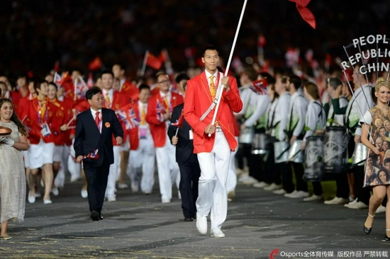 伦敦奥运担任中国代表团旗手的易建联