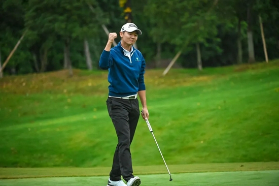 横店集团副总裁徐飞宇为个人赛冠军黑纯一颁奖梁文冲先生与个人冠军