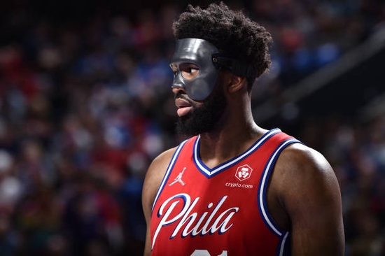 恩比德戴面具对热火5连胜名嘴捧他地球最一人