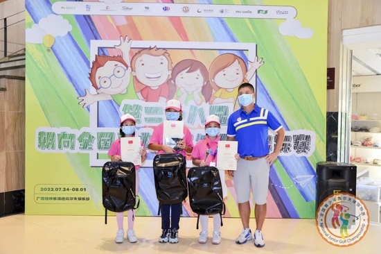 ▲广西高尔夫球协会副主席海斌先生为女子C组获奖球员颁奖