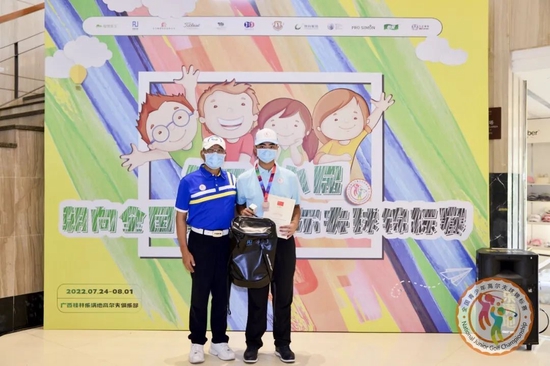 ▲桂林乐满地高尔夫俱乐部副总经理林志隆先生为男子B组甲组季军颁奖