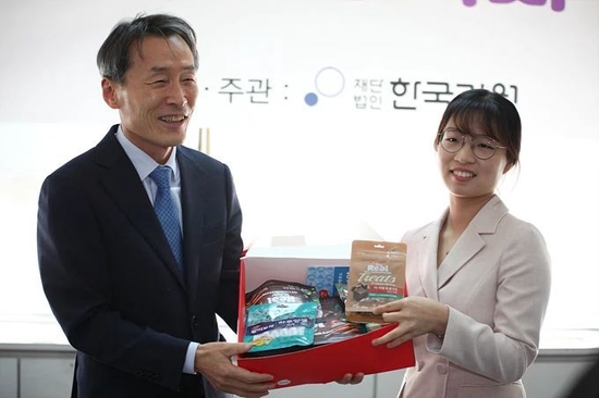 在12月1日的韩国第27届女子国手战颁奖仪式上，赞助商Harim食品公司得知崔精养了一只博美犬后，特地送上生产的宠物食品。