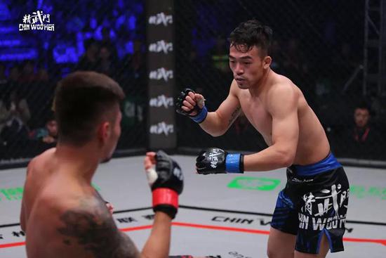 杨森与对手较量中