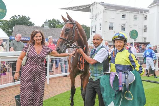 何泽尧今夏在英客串，位于苏格兰内的三个马场均取得头马。