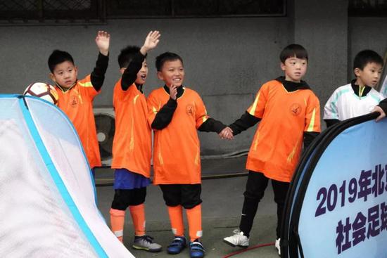  候场看到喜欢的球员半场结束走过身边时兴奋地打招呼