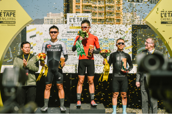 （图注：2019年环法挑战赛澄江抚仙湖站颁奖瞬间）