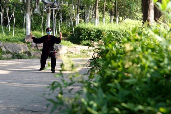 温州健身场馆有序开放 保持距离室外健身更受青