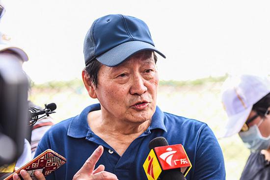 29日,前中国国家队主教练朱广沪参观恒大足校后接受媒体采访。