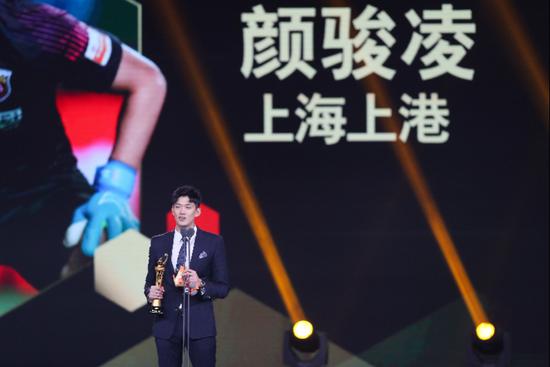2019年12月7日,当选2019赛季中超最佳守门员的上海上港队球员颜骏凌发表获奖感言。 新华社发