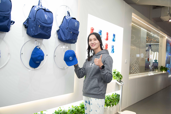 庞佳颖上海参加活动派发万圣节节日礼物