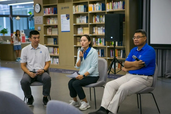 未来领导力学校高尔夫球队主教练杨红梅女士（左2）