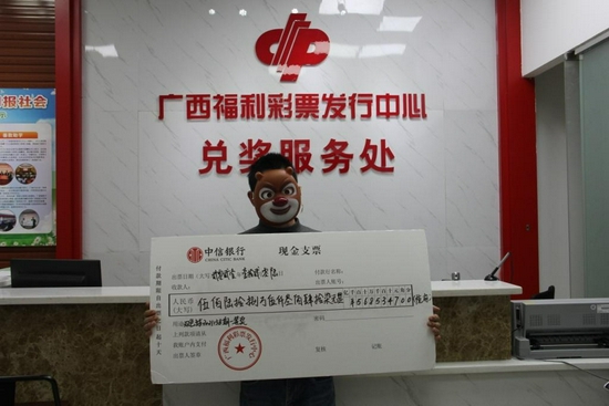 中奖得主领奖照