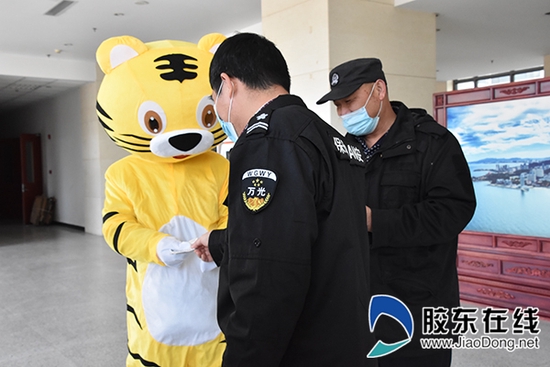 大奖得主为现场人员分发彩票