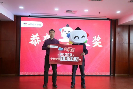 市体彩中心概率游戏部部长徐伟（左）为大奖获得者老蔡颁奖