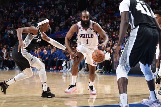 哈登关键三分锁定胜局 比赛末段连得8分带领球队险胜对手