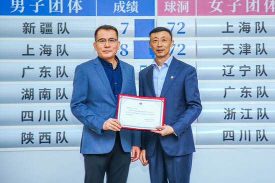中国高尔夫球协会副主席兼秘书长庞政与保利重庆高尔夫球会总经理谢蒂