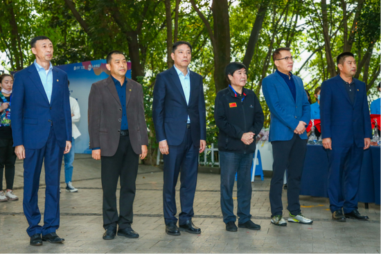 中国高尔夫球协会副主席兼秘书长庞政(右二),中国高尔夫球协会委员、重庆市高尔夫球协会主席吴建华(右三),重庆市体育局副局长张欣(左三),保利(重庆)文化旅游产业发展管理有限公司董事长、总经理李国山(左二),保利(重庆)文化旅游产业发展管理有限公司副总经理马丹(右一),承办球场保利重庆高尔夫球会总经理谢蒂(左一)出席颁奖仪式,并为获奖运动员颁发奖牌与奖杯