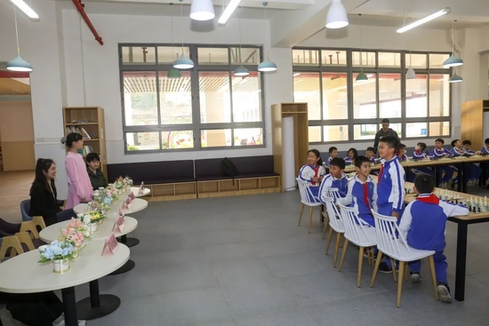 同学与棋手互动疏导