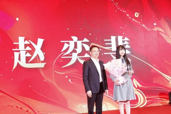 张雪峰走后，那个“挖煤的”女人撑住了v9.8.8 官方安卓版