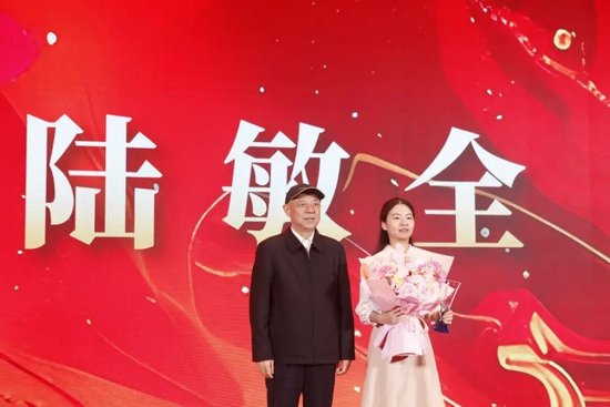 上班吃口早餐被直接开除！老板强硬辞退，最后反倒赔偿8000元