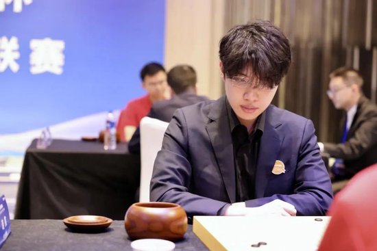突发！航班落地后撞上机场廊桥 东航致歉