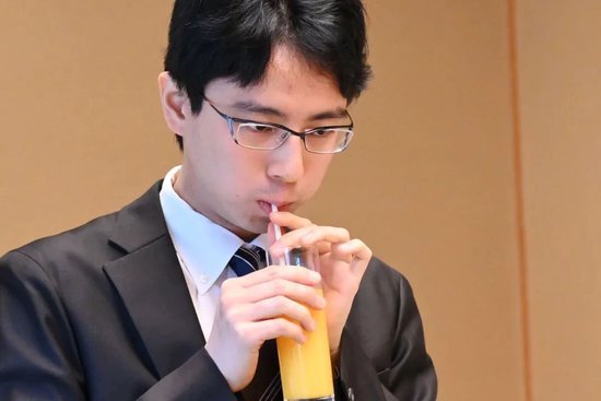 要不咱们小酌一杯？特朗普为了查尔斯三世取消威士忌关税