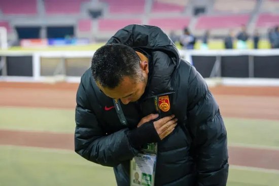 突发！航班落地后撞上机场廊桥 东航致歉