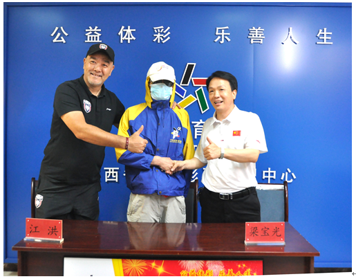 陕西长安竞技足球俱乐部副领队江洪（左）和咸阳市体彩管理站站长梁宝光（右）为大奖得主颁奖