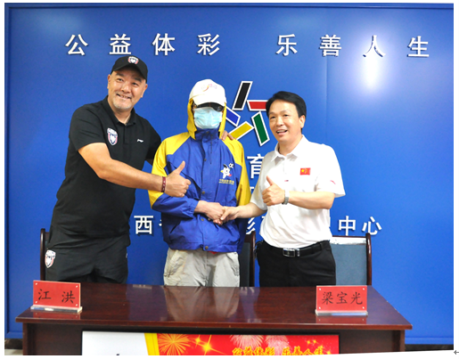 陕西长安竞技足球俱乐部副领队江洪(左)和咸阳市体彩管理站站长梁宝光(右)为大奖得主颁奖