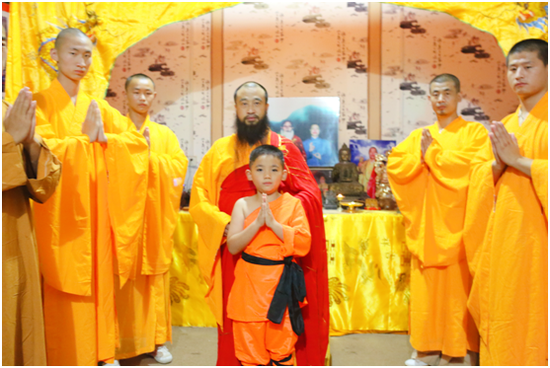 当天10点30分,少林寺拜师仪式正式开始,少林寺武僧总教头释延宏正式收