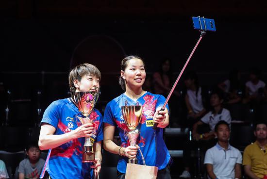 8月24日,中国组合顾玉婷(右)/木子在颁奖仪式上自拍合影。