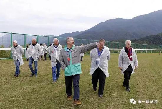 香港赛马会行政总裁与国际赛马业领袖于周一参观从化马场