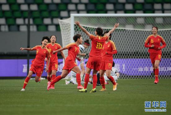 4月13日，中国队球员王霜（左三）在比赛中与队友庆祝进球。新华社记者 丁旭 摄