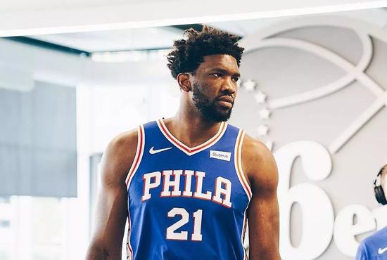 暂列东部第七,这场比赛双方都有领军人物缺席,除了篮网的欧文阿杜"