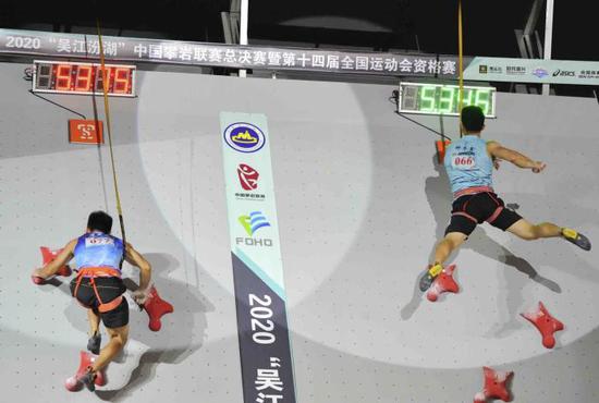  攀岩名将钟王人鑫以5.346秒的成绩卓著须眉速率攀岩天下记载。组委会供图
