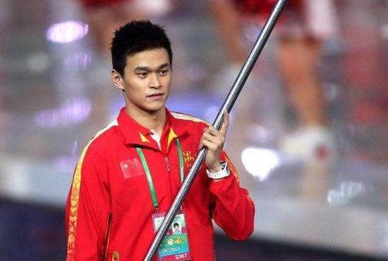 去年全运会，孙杨用五星红旗遮盖了自己代言品牌的商标