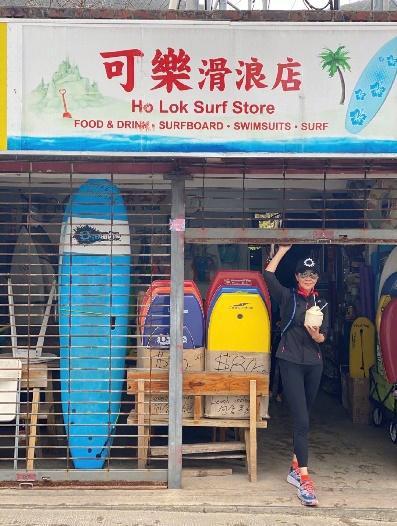 54岁刘嘉玲素颜和好友登山 毫无保护措施让人担