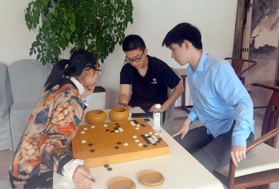 休息时间，王星昊（右）、屠晓宇（中）、周泓余（左）在衢州国际围棋文化交流中心研究棋技