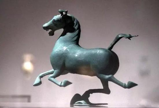 不叫马踏飞燕，不叫铜奔马，这件青铜雕像的真