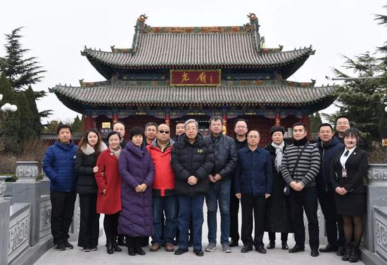 林建超等在尧庙前相符影