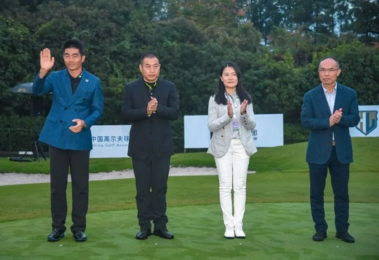 横店集团副总裁徐飞宇为个人赛冠军黑纯一颁奖梁文冲先生与个人冠军