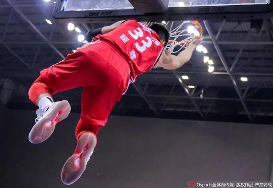 青岛豪取五连胜,亚当斯约翰逊合砍85分!