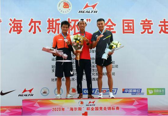  获得男子成年组20公里竞走冠军的广东队选手王凯华（中）、亚军云南队选手蔡泽林（左）和季军广东队选手陈定在颁奖仪式上。新华社记者 朱峥 摄